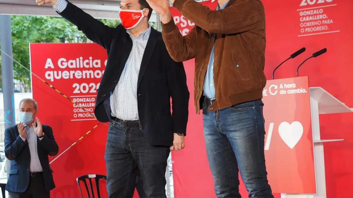 S&aacute;nchez, junto a Gonzalo Caballero en un acto de campa&ntilde;a de las elecciones gallegas.