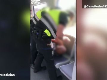 Brutal agresión de dos vigilantes de Renfe a un hombre que llevaba pañuelo y no mascarilla en Barcelona