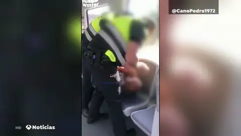 Brutal agresión de dos vigilantes de Renfe a un hombre que llevaba pañuelo y no mascarilla en Barcelona Brutal agresión de dos vigilantes de Renfe a un hombre que llevaba pañuelo y no mascarilla en Barcelona