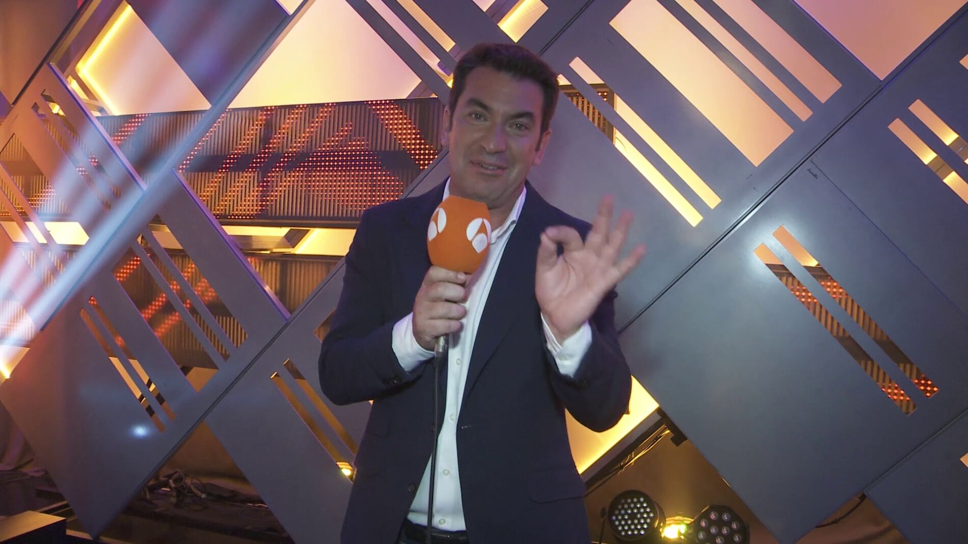 Arturo Valls: "&iexcl;Laura S&aacute;nchez va a jugar en pelotas!"