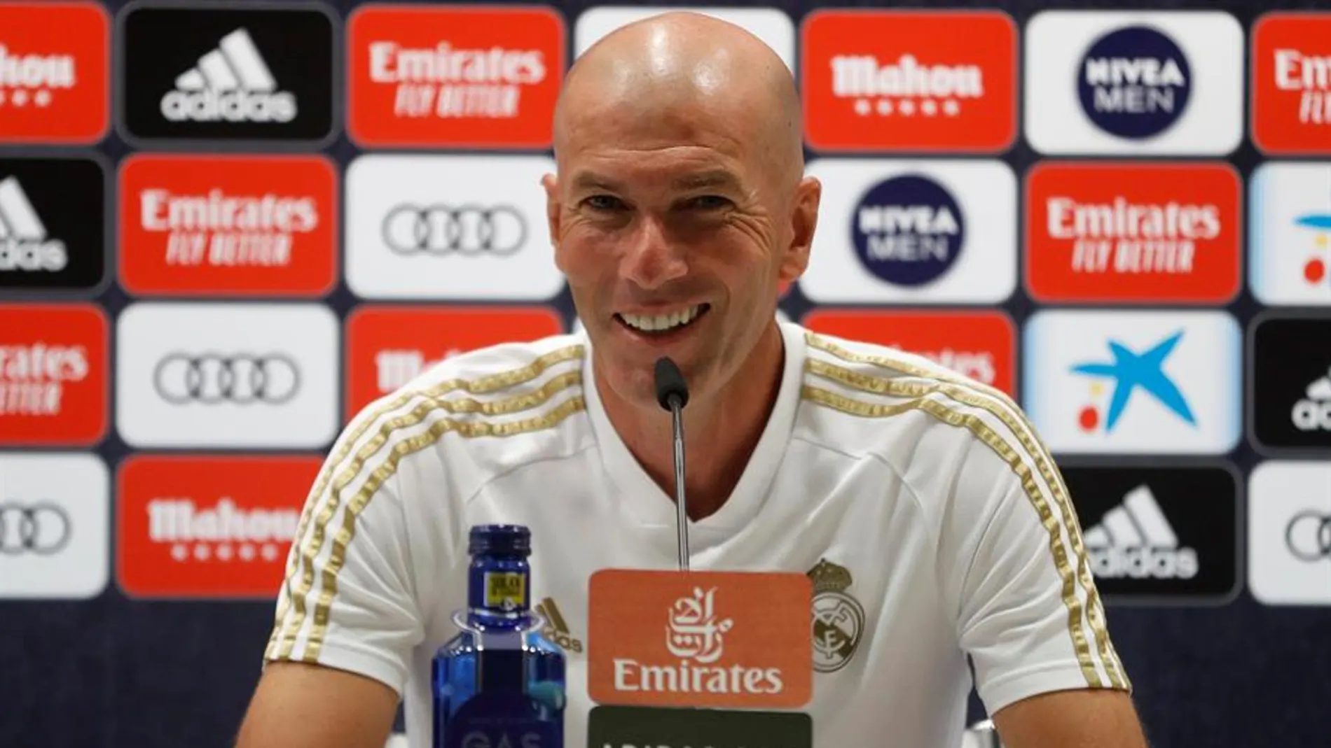 Zidane: "Achraf Hakimi es nuestro pero en este club hay dos cosas, la económica y la deportiva" Zidane: "Achraf Hakimi es nuestro pero en este club hay dos cosas, la económica y la deportiva"