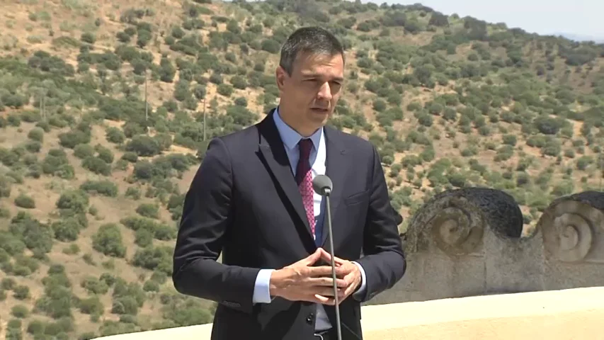 Pedro Sánchez hace un llamamiento a la tranquilidad por los rebrotes de coronavirus: "Hay que aprender a vivir con el virus" Pedro Sánchez hace un llamamiento a la tranquilidad por los rebrotes de coronavirus: "Hay que aprender a vivir con el virus"