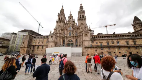 La plaza del Obradoiro con varios visitantes y la Catedral de Santiago al fondo