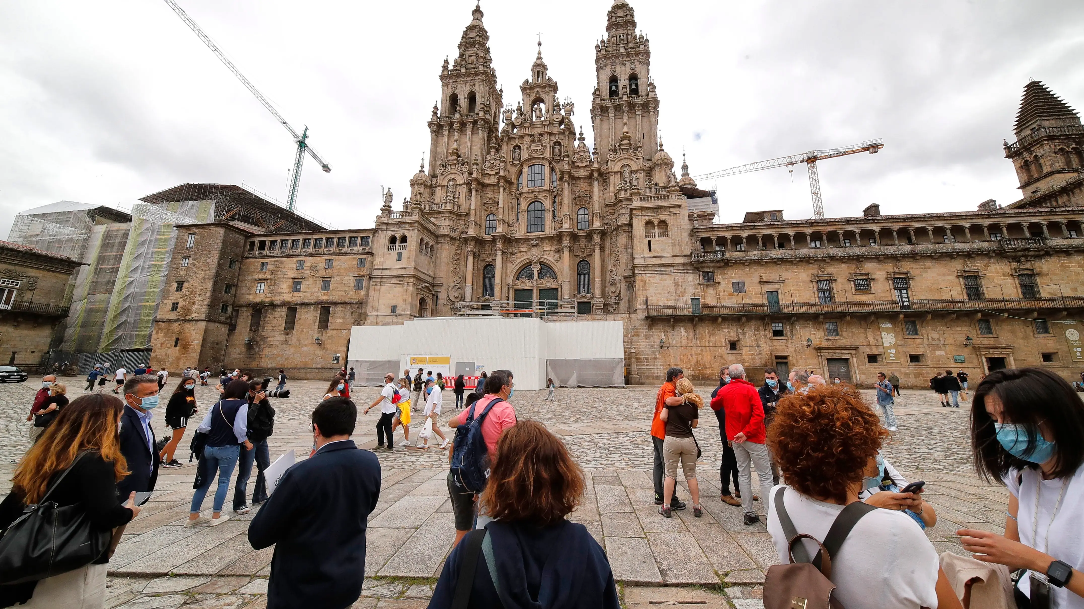 La plaza del Obradoiro con varios visitantes y la Catedral de Santiago al fondo La plaza del Obradoiro con varios visitantes y la Catedral de Santiago al fondo