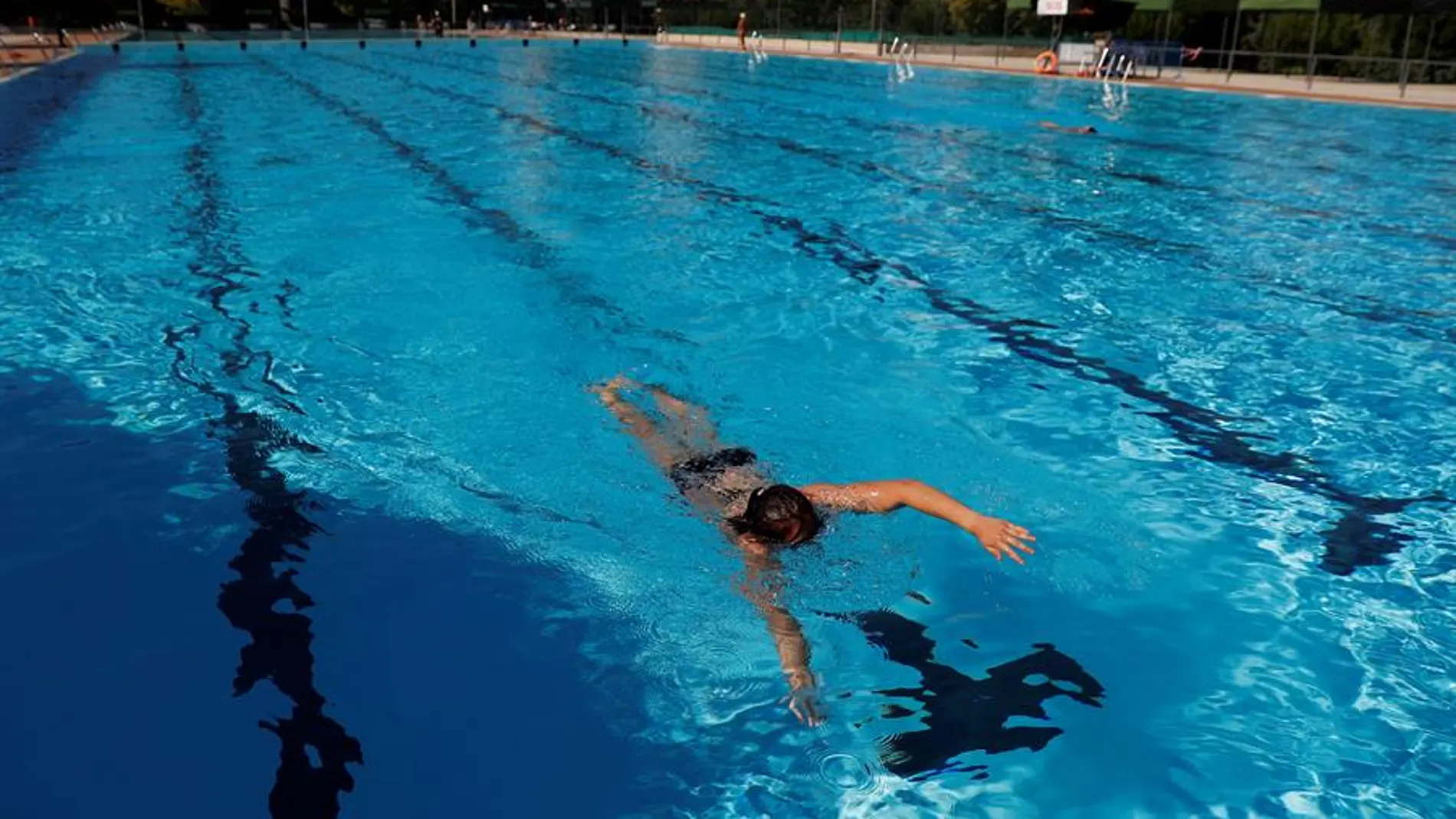 Imagen de archivo de una piscina Imagen de archivo de una piscina