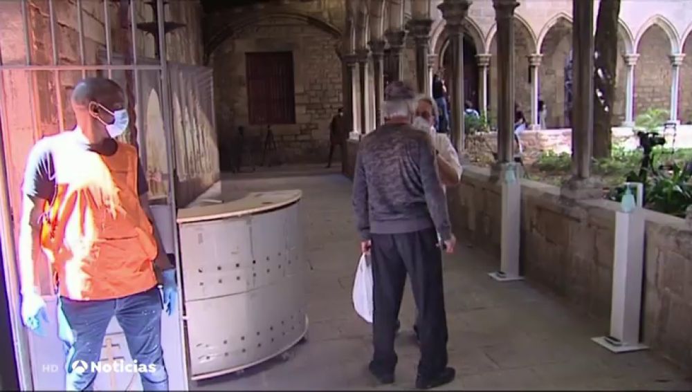 La parroquia de Santa Anna de Barcelona abre un comedor social ante las largas colas para pedir comida