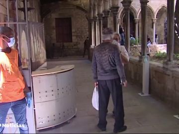 La parroquia de Santa Anna de Barcelona abre un comedor social ante las largas colas para pedir comida