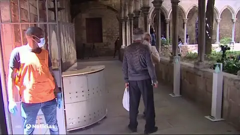 La parroquia de Santa Anna de Barcelona abre un comedor social ante las largas colas para pedir comida La parroquia de Santa Anna de Barcelona abre un comedor social ante las largas colas para pedir comida