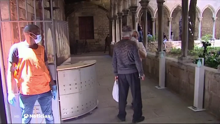 La parroquia de Santa Anna de Barcelona abre un comedor social ante las largas colas para pedir comida