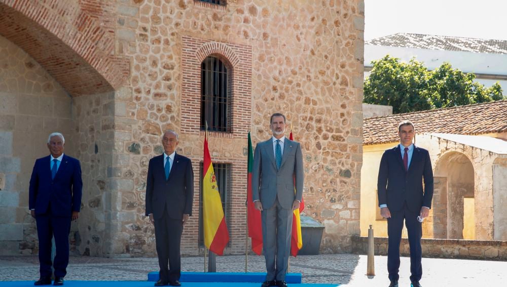 Pedro Sánchez, el rey Felipe VI , junto con presidente portugués, Marcelo Rebelo de Sousa, y el primer ministro luso, Antonio Costa