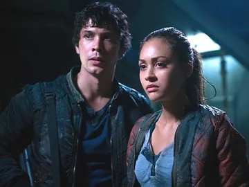 Bob Morley y Lindsey Morgan en 'The 100' Bob Morley y Lindsey Morgan en 'The 100'