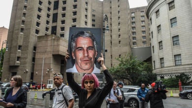 Ghislaine Maxwell, exnovia de Jeffrey Epstein, ha sido detenida en Estados Unidos