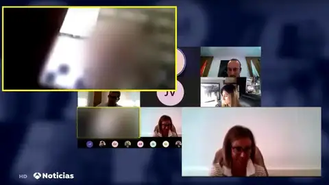 Concejal de Torrelavega Desnudo en una reunión