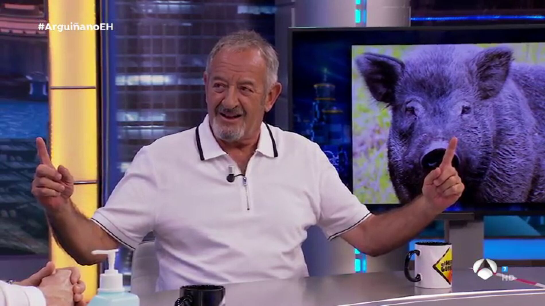 "Delgadita pero muy nerviosa", Karlos Argui&ntilde;ano confiesa c&oacute;mo se impresion&oacute; por el miembro viril de uno de sus animales