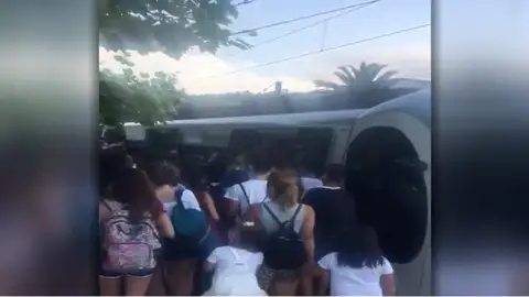 Aglomeraciones en la estación de Deba Aglomeraciones en la estación de Deba