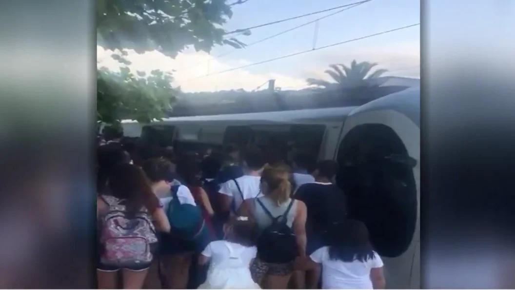 Aglomeraciones en la estaci&oacute;n de Deba 