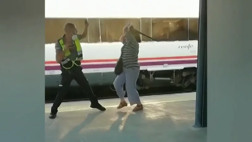 Vídeo: Una mujer agrede con la porra a un guardia de seguridad del tren de Barcelona Vídeo: Una mujer agrede con la porra a un guardia de seguridad del tren de Barcelona