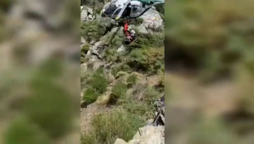 El espectacular rescate de un ciclista herido tras caer por un barranco de Lanjarón