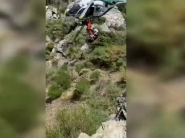 El espectacular rescate de un ciclista herido tras caer por un barranco de Lanjarón