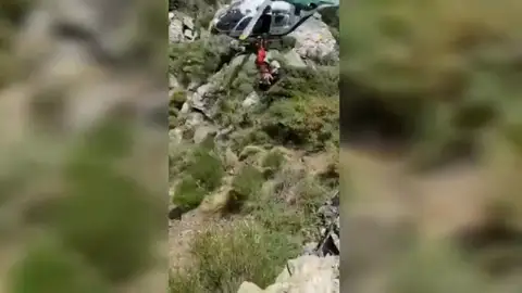El espectacular rescate de un ciclista herido tras caer por un barranco de Lanjarón El espectacular rescate de un ciclista herido tras caer por un barranco de Lanjarón