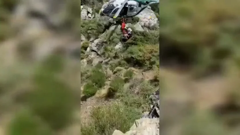 El espectacular rescate de un ciclista herido tras caer por un barranco de Lanjar&oacute;n
