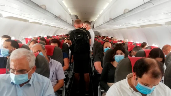 Pasajeros de un avión tras la crisis del coronavirus Pasajeros de un avión tras la crisis del coronavirus