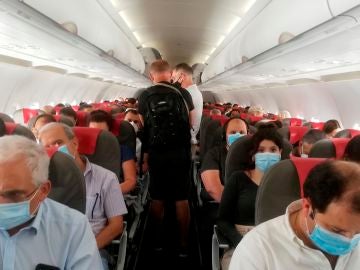 Pasajeros de un avión tras la crisis del coronavirus