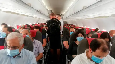 Pasajeros de un avión tras la crisis del coronavirus Pasajeros de un avión tras la crisis del coronavirus