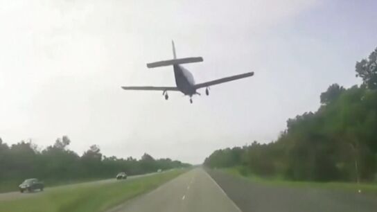 Un conductor graba el impactante aterrizaje de emergencia de una avioneta en plena carretera de Louisiana