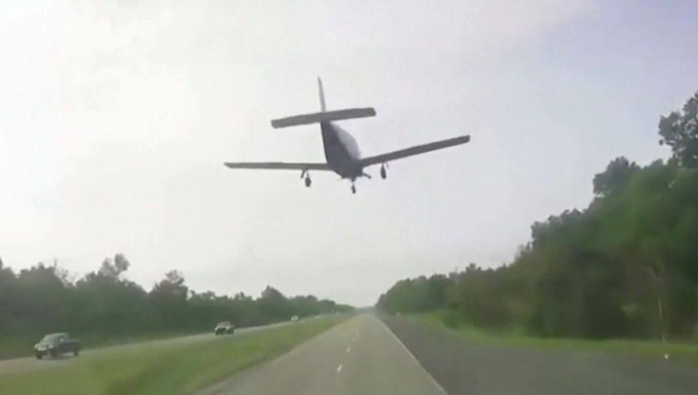 Un conductor graba el impactante aterrizaje de emergencia de una avioneta en plena carretera de Louisiana