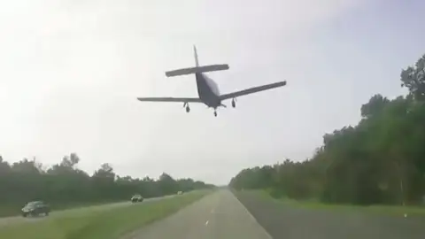 Un conductor graba el impactante aterrizaje de emergencia de una avioneta en plena carretera de Louisiana Un conductor graba el impactante aterrizaje de emergencia de una avioneta en plena carretera de Louisiana