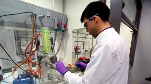 T&eacute;cnicos de laboratorio trabajan en la empresa PharmaMar