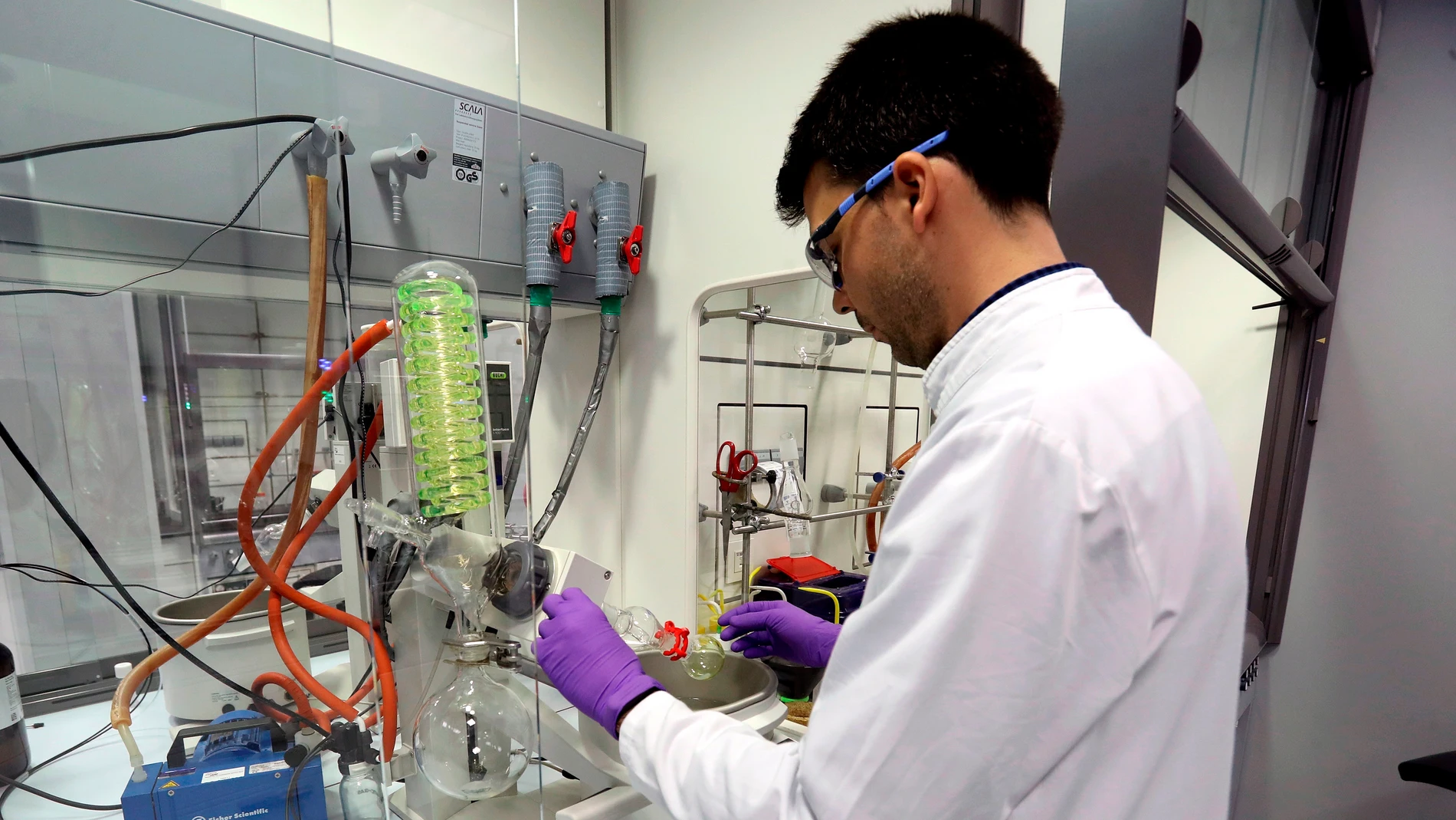 Técnicos de laboratorio trabajan en la empresa PharmaMar Técnicos de laboratorio trabajan en la empresa PharmaMar