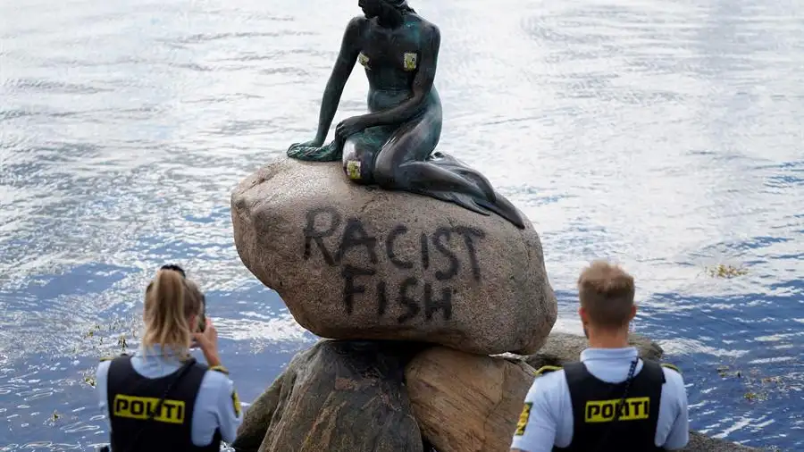La sirenita de Copenhague es atacada por el movimiento Black Lives Matter Black Lives Matter