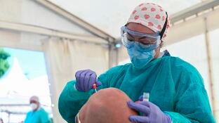 Una sanitaria realiza un test PCR