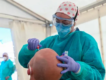 Una sanitaria realiza un test PCR Una sanitaria realiza un test PCR