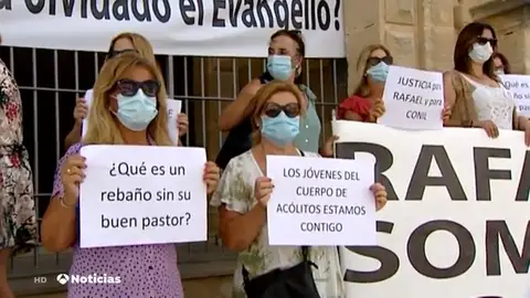 Conil se moviliza para evitar que expulsen a su párroco: "Cuando alguien ha necesitado algo él ha llamado a su puerta" Conil se moviliza para evitar que expulsen a su párroco: "Cuando alguien ha necesitado algo él ha llamado a su puerta"