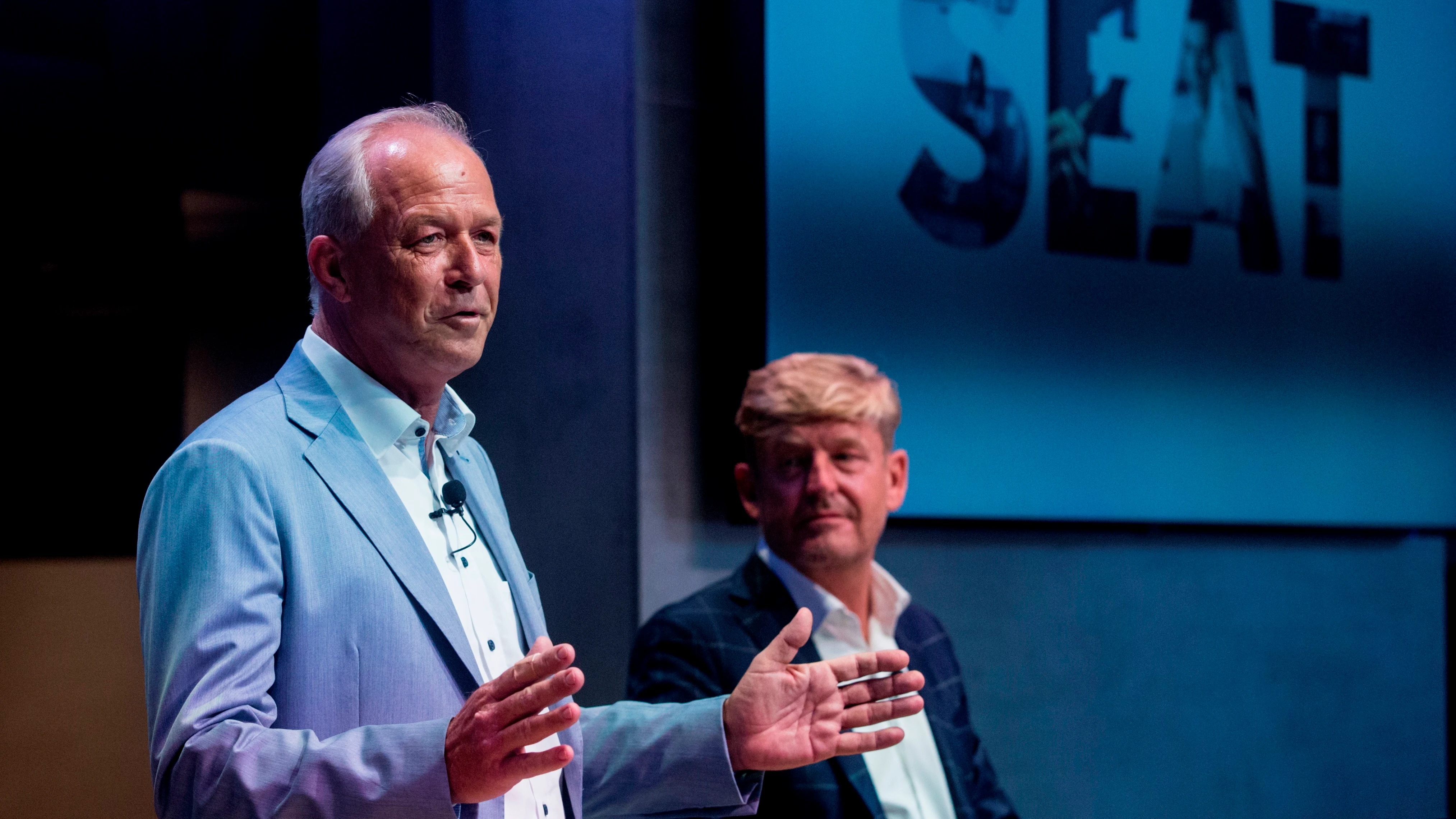 El presidente de Seat, Carsten Isensee, junto al vicepresidente comercial de Seat y consejero delegado de Cupra, Wayne Griffiths