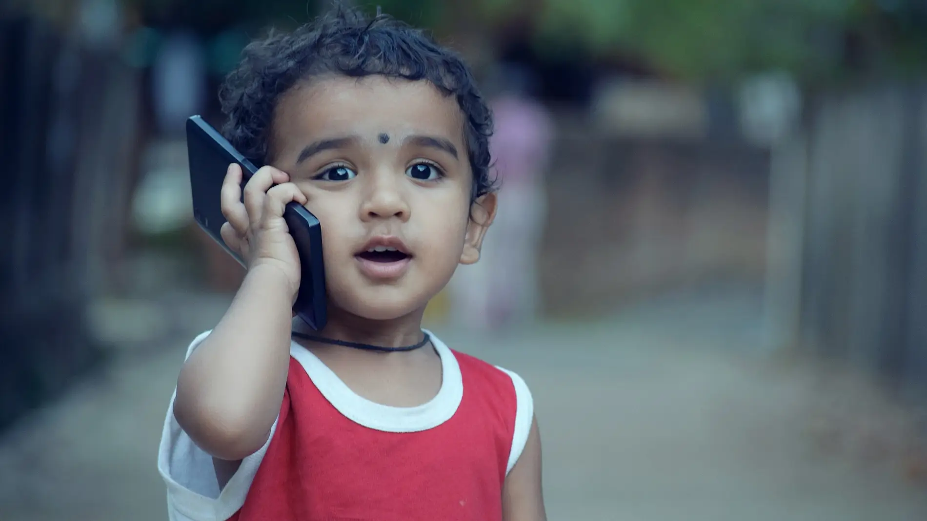 El gesto que usan ahora los niños para fingir que hablan por teléfono