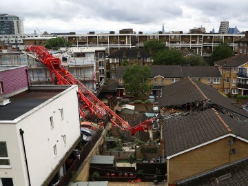 Imagen de la grúa caída sobre dos casas en Londres