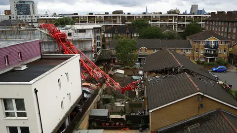 Imagen de la grúa caída sobre dos casas en Londres Imagen de la grúa caída sobre dos casas en Londres