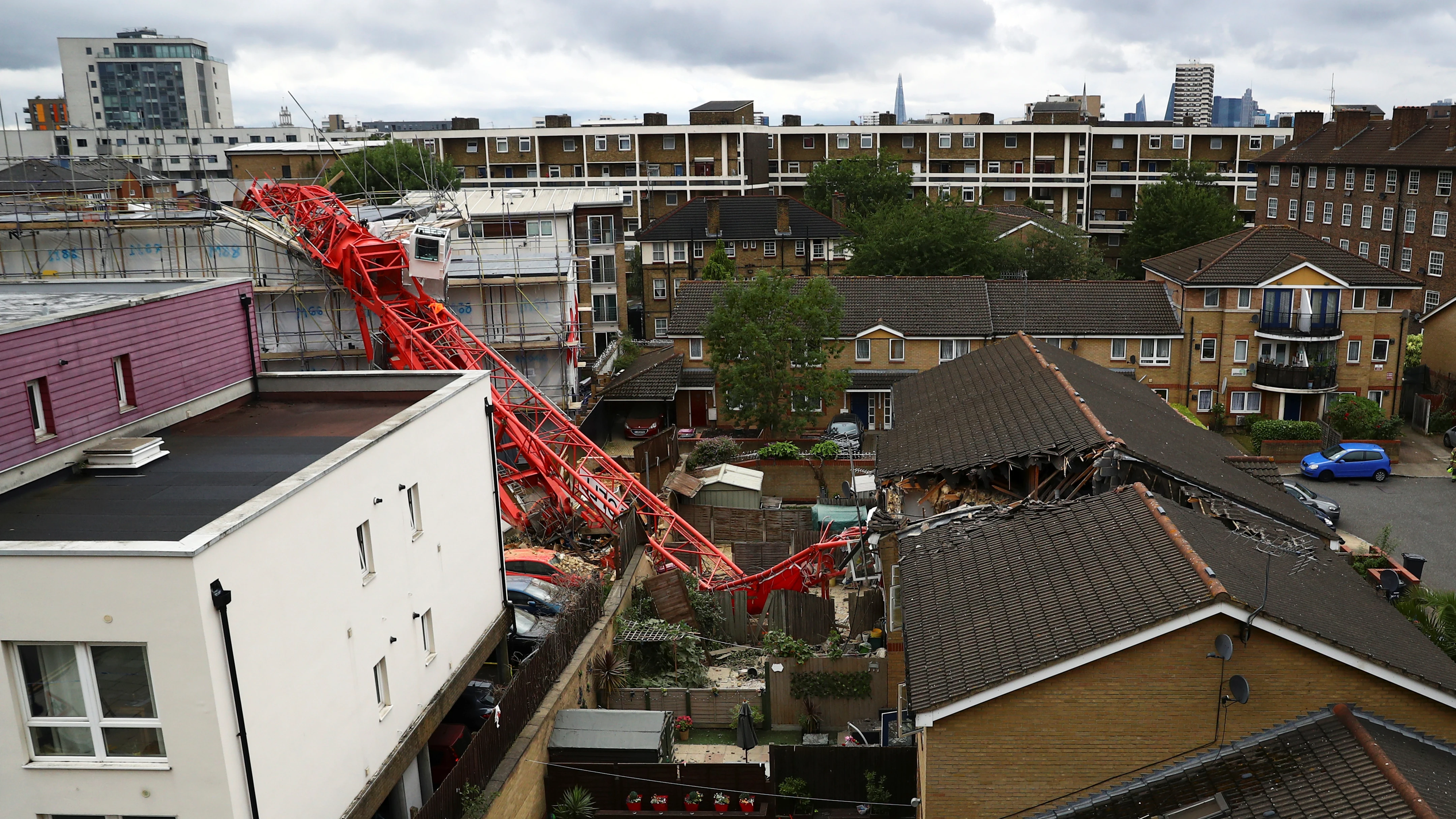 Imagen de la gr&uacute;a ca&iacute;da sobre dos casas en Londres