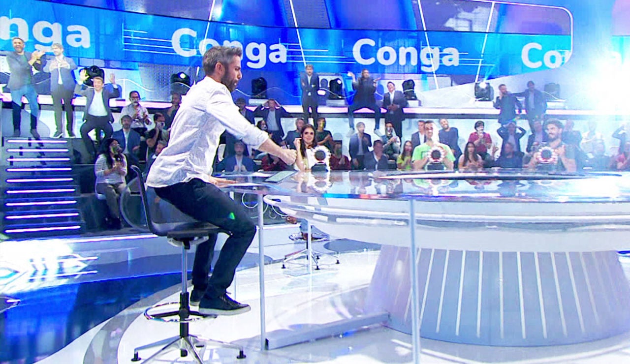 Un movimiento de culo nunca visto de Roberto Leal para bailar la 'Conga' en 'La Pista' Un movimiento de culo nunca visto de Roberto Leal para bailar la 'Conga' en 'La Pista'