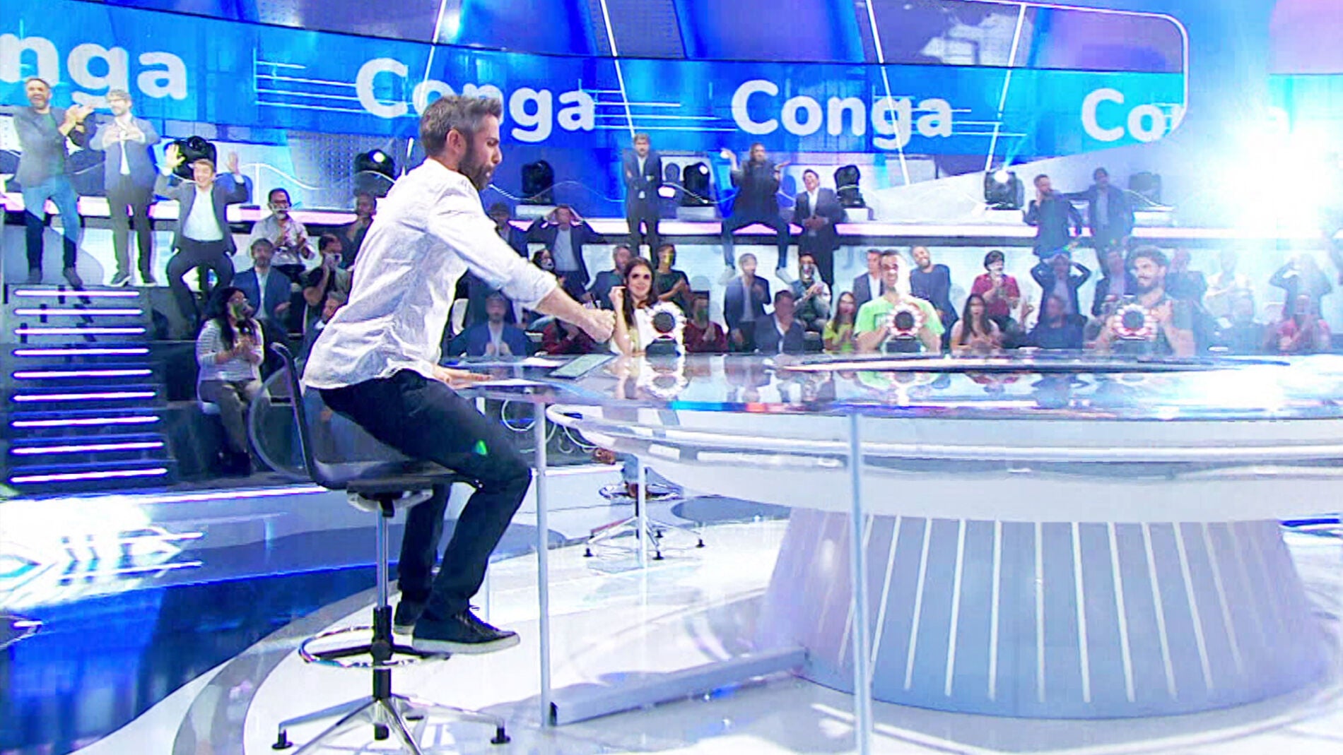 Un movimiento de culo nunca visto de Roberto Leal para bailar la 'Conga' en 'La Pista'