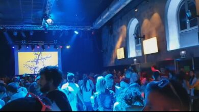 Decenas de jóvenes burlan al coronavirus en una discoteca de Pamplona sin ninguna medida de seguridad