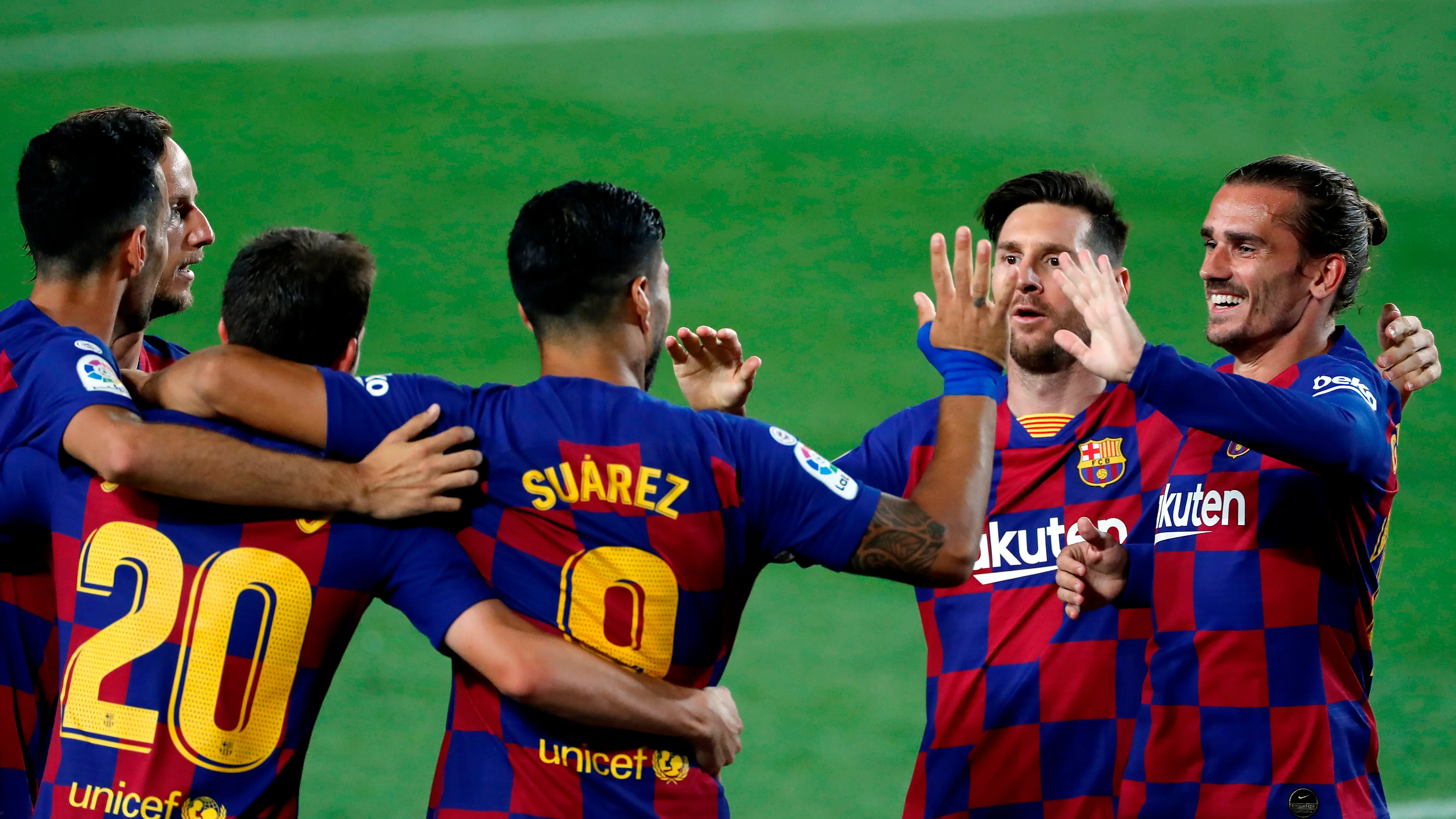 Luis Su&aacute;rez celebra su gol ante el Espanyol