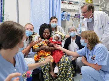 Separan con éxito a dos siamesas en un hospital del Vaticano Separan con éxito a dos siamesas en un hospital del Vaticano
