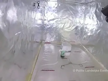 La Policía holandesa encuentra seis contenedores con celdas y con una cámara de tortura para secuestros La Policía holandesa encuentra seis contenedores con celdas y con una cámara de tortura para secuestros