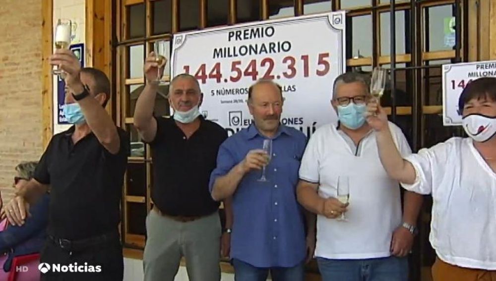 15 amigos se reparten 144 millones