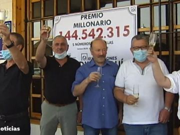 15 amigos se reparten 144 millones